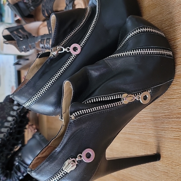 Black booties with zipper accent - Picture 2 of 3